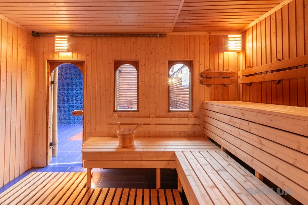 «Banya Club» на вул. Залізняка, 3