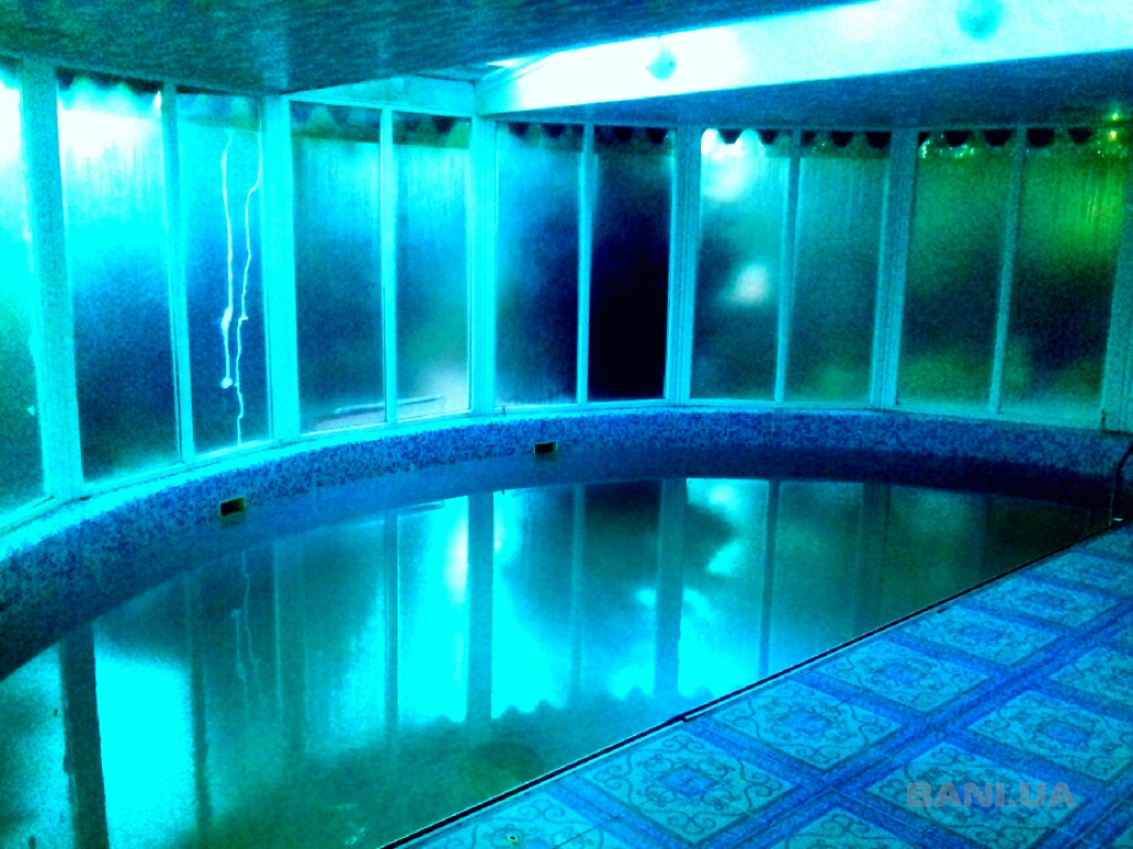 Величезний теплий басейн з підсвіткою.