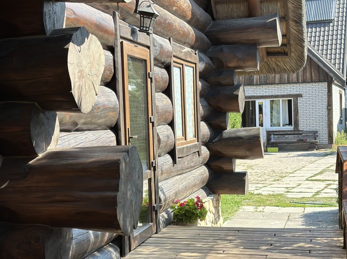 Смерековий будинок з банею та басейном